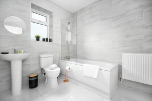 uma casa de banho com um lavatório, um WC e uma banheira em Brand New One Bed Cradley Heath - 4MH - Parking - Netflix - Top Rated em Old Hill