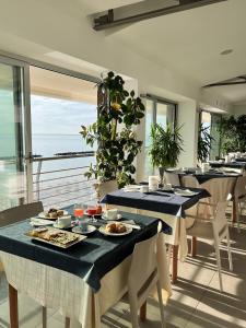 Hotel Ideal في كوبرا ماريتيما: غرفة طعام مع طاولة عليها طعام