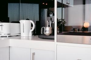 een keuken met witte apparaten op een aanrecht bij Stylish Bay-Side Executive Apt w parking in Melbourne