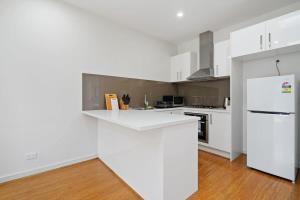 Kjøkken eller kjøkkenkrok på Modern 2 bedroom Townhouse near McKinnon Station*