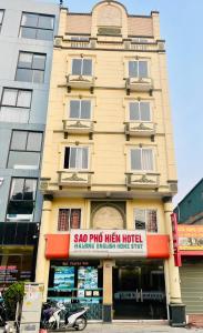 un bâtiment avec un panneau indiquant un hôtel sao pio men dans l'établissement Sao Pho Hien Hotel, à Hạ Long
