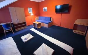 een kamer met een bed en een flatscreen-tv bij Hotel U Milína in Milín