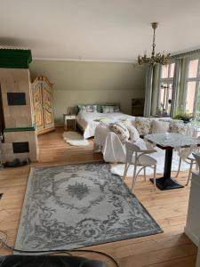 uma sala de estar com uma cama e uma mesa em Ferienhof Altglobsow/ Cafe Seeblick em Großwoltersdorf