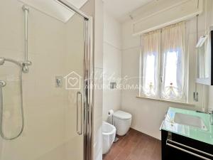 uma casa de banho com um chuveiro, um WC e um lavatório. em 127 - Appartamento trilocale con doppi servizi, a Numana, in ottima posizione em Numana