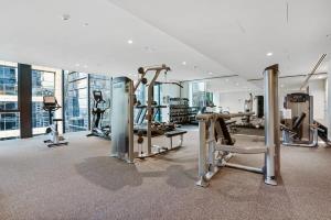 een fitnessruimte met cardio-apparatuur in een gebouw bij Premium CBD Location 19th floor Collins House Apt in Melbourne