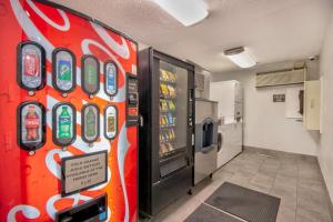 una máquina expendedora de coca cola en una habitación en Motel 6 - Georgetown, KY - Lexington North, en Georgetown