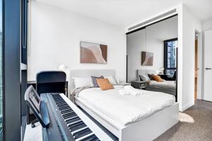 1 dormitorio con cama y piano en Collins House - Melbourne Cbd Amazing view, en Melbourne