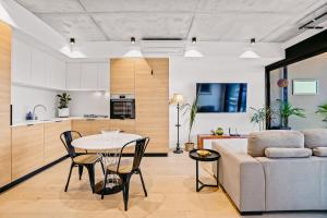 Kuchyň nebo kuchyňský kout v ubytování Ovation - New Footscray Apt w parking & pool