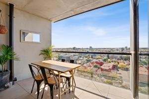 Balkón nebo terasa v ubytování Ovation - New Footscray Apt w parking & pool