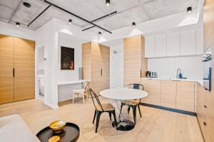 Kuchyň nebo kuchyňský kout v ubytování Ovation - New Footscray Apt w parking & pool