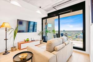Posezení v ubytování Ovation - New Footscray Apt w parking & pool