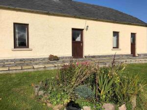 a house with a garden in front of it at Deerpark Holiday Cottage (1) in Killaloe +6 photos