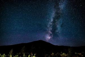 uma noite estrelada com a Via Láctea sobre uma montanha em Kita Karuizawa Morino Takibi NO1 em Tsumagoi