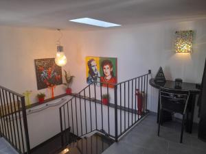 eine Treppe in einem Zimmer mit Gemälden an der Wand in der Unterkunft Appartamento Ogliastra in Lanusei