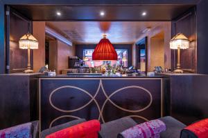 un bar en un restaurante con sillas y luces en Splendid Venice - Starhotels Collezione, en Venecia