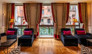 salon z krzesłami i dużym oknem w obiekcie Splendid Venice - Starhotels Collezione w Wenecji