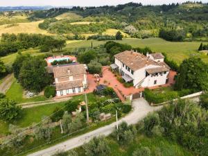 - une vue aérienne sur une grande maison avec une cour dans l'établissement Locanda le Boscarecce, à Castelfiorentino