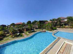 una vista aérea de una piscina en un complejo en Softwind Villa Hotel and Resort en Santa Catalina