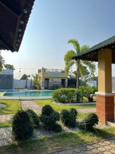 un complejo con piscina y casa en Softwind Villa Hotel and Resort en Santa Catalina