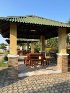 un refugio de picnic con bancos y mesa de picnic en Softwind Villa Hotel and Resort en Santa Catalina