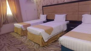 Tempat tidur dalam kamar di فندق مسك روز المنسك