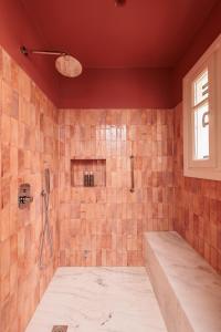 bagno con doccia e vasca di Bugan-Villa ad Atene