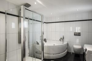 Koupelna v ubytování Euphoria Seaview Residences with Shared Pool by Konnect