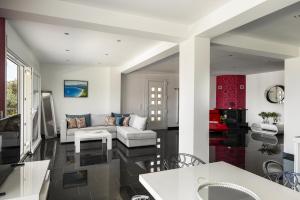 Posezení v ubytování Euphoria Seaview Residences with Shared Pool by Konnect