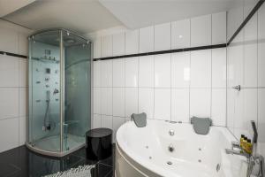 Koupelna v ubytování Euphoria Seaview Residences with Shared Pool by Konnect