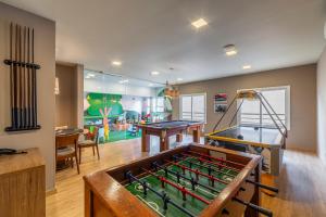 una sala de juegos con mesa de ping pong y mesa de ping pong en Hotel Laghetto Vivace, en Canela
