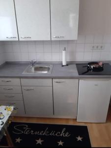 uma cozinha com um lavatório e uma bancada em Gepflegte Schöne Ferienwohnung Mitten in der Stadt em Witten