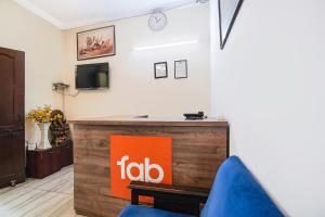 TV a/nebo společenská místnost v ubytování FabExpress IVY Inn Sector 35