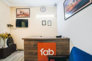 TV a/nebo společenská místnost v ubytování FabExpress IVY Inn Sector 35