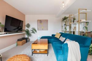 a living room with a blue couch and a table at Pass the Keys 5 Bollans Court · Charming 2 Bed City Center Apt in York