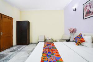 Postel nebo postele na pokoji v ubytování FabExpress IVY Inn Sector 35