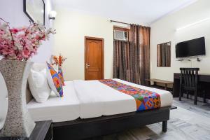 Postel nebo postele na pokoji v ubytování FabExpress IVY Inn Sector 35