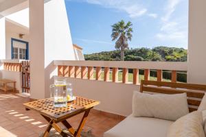 アルジェズールにあるArrifana Sunset & Surfのパティオ(テーブル、ソファ付)