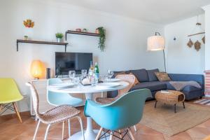 アルジェズールにあるArrifana Sunset & Surfのテーブルと椅子とソファのあるリビングルーム