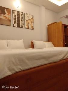 - une chambre avec un grand lit dans l'établissement 102 House, à Hô-Chi-Minh-Ville