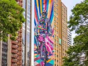 una pintura de un hombre en una bicicleta en un edificio en ibis Styles SP Faria Lima en São Paulo