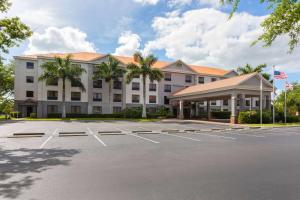 an exterior view of a hotel with a parking lot at La Quinta by Wyndham Bonita Springs Naples North in Bonita Springs