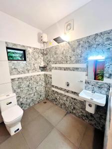 een badkamer met een toilet en een wastafel bij Marari Eshban Beach Villa in Alleppey