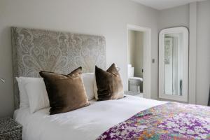 ein Schlafzimmer mit einem weißen Bett mit Kissen in der Unterkunft The Goudhurst Inn in Goudhurst