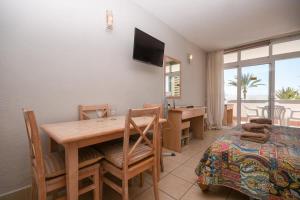 comedor con mesa y escritorio en Azahara Playa 2 - Studio, en Los Cristianos