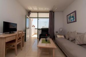 TV a/nebo společenská místnost v ubytování Azahara Playa 46 - One Bed