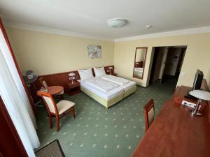 Łóżko lub łóżka w pokoju w obiekcie Hotel Breitenlee