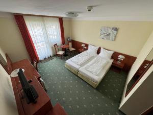 pokój hotelowy z łóżkiem i stołem w obiekcie Hotel Breitenlee w Wiedniu
