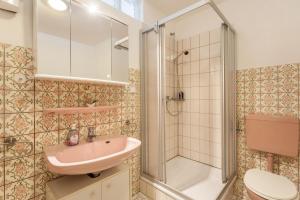 a bathroom with a sink and a shower and a toilet at Ferienwohnung Figelius in Herscheid +10 photos