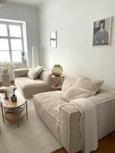 sala de estar con cama y sofá en central apartment 1010 en Viena