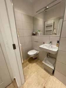 y baño con aseo y lavamanos. en central apartment 1010 en Viena